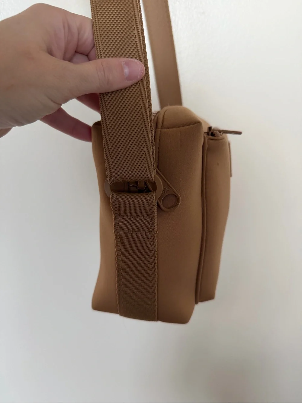 DAGNE DOVER MICAH NEOPRENE CROSSBODY in Camel